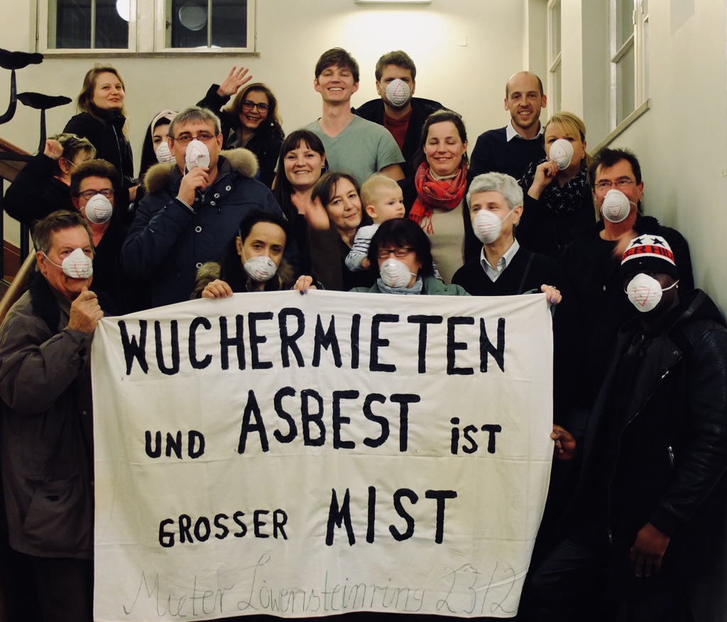 Gruppenfoto der Mieterinitiative Löwensteinring 23/25 im Treppenhaus des Rathaus Neukölln